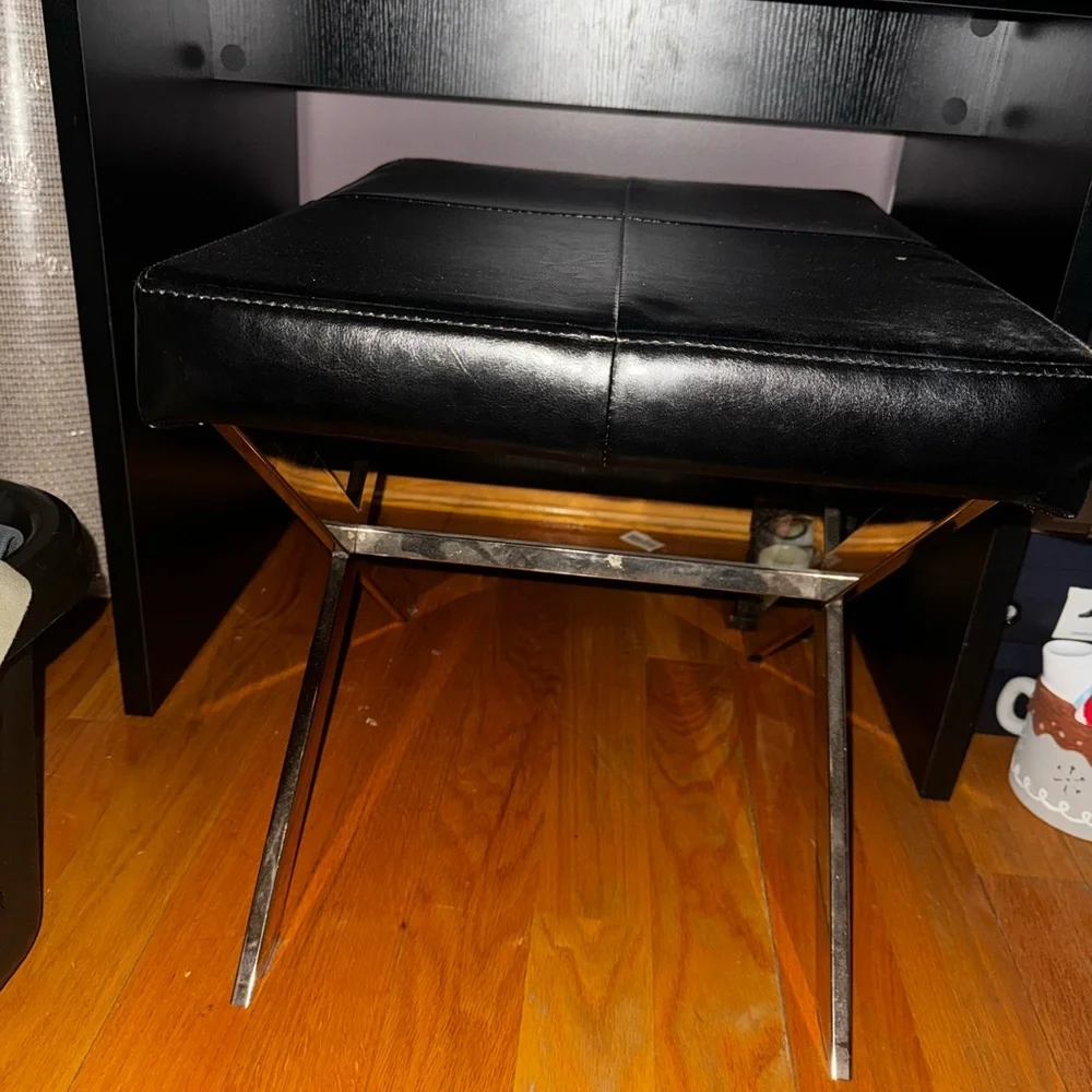 Makeup Vanity with stool, great condition! Used lightly! Staten Island pick up